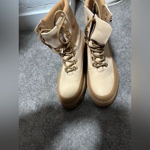 Women’s boots size 7.5
